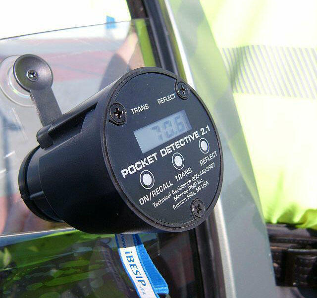Měřidlo propustnosti automobilového skla KAPESNÍ DETEKTIVA 2.1. OPRAVENO