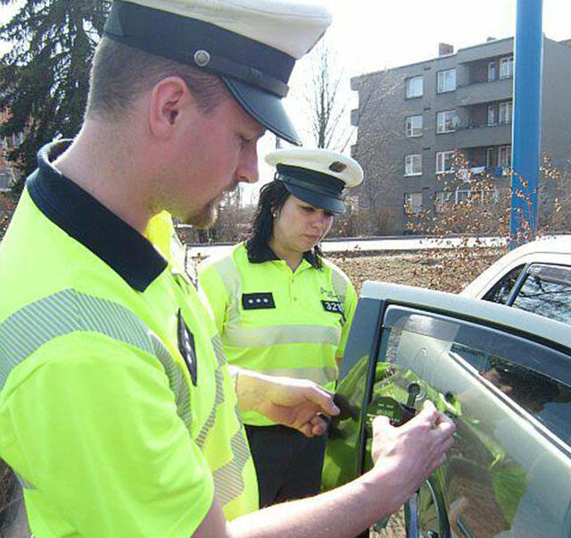 Měřidlo propustnosti automobilového skla KAPESNÍ DETEKTIVA 2.1. OPRAVENO